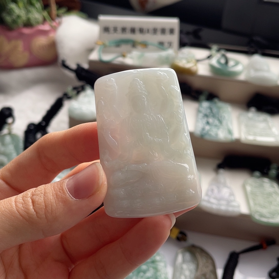 翡翠未镶嵌颈饰千手观音