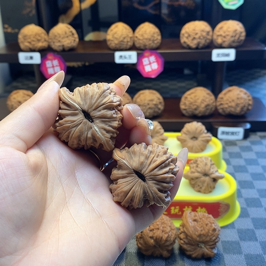 核桃把件全品红皮四座楼卡42白茬