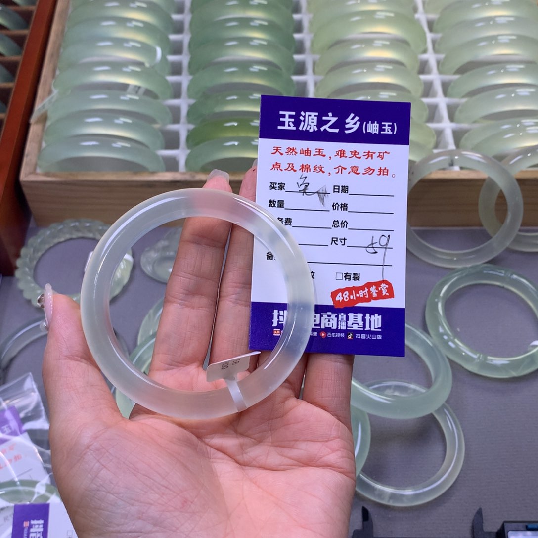 蛇纹石玉手镯未镶嵌?