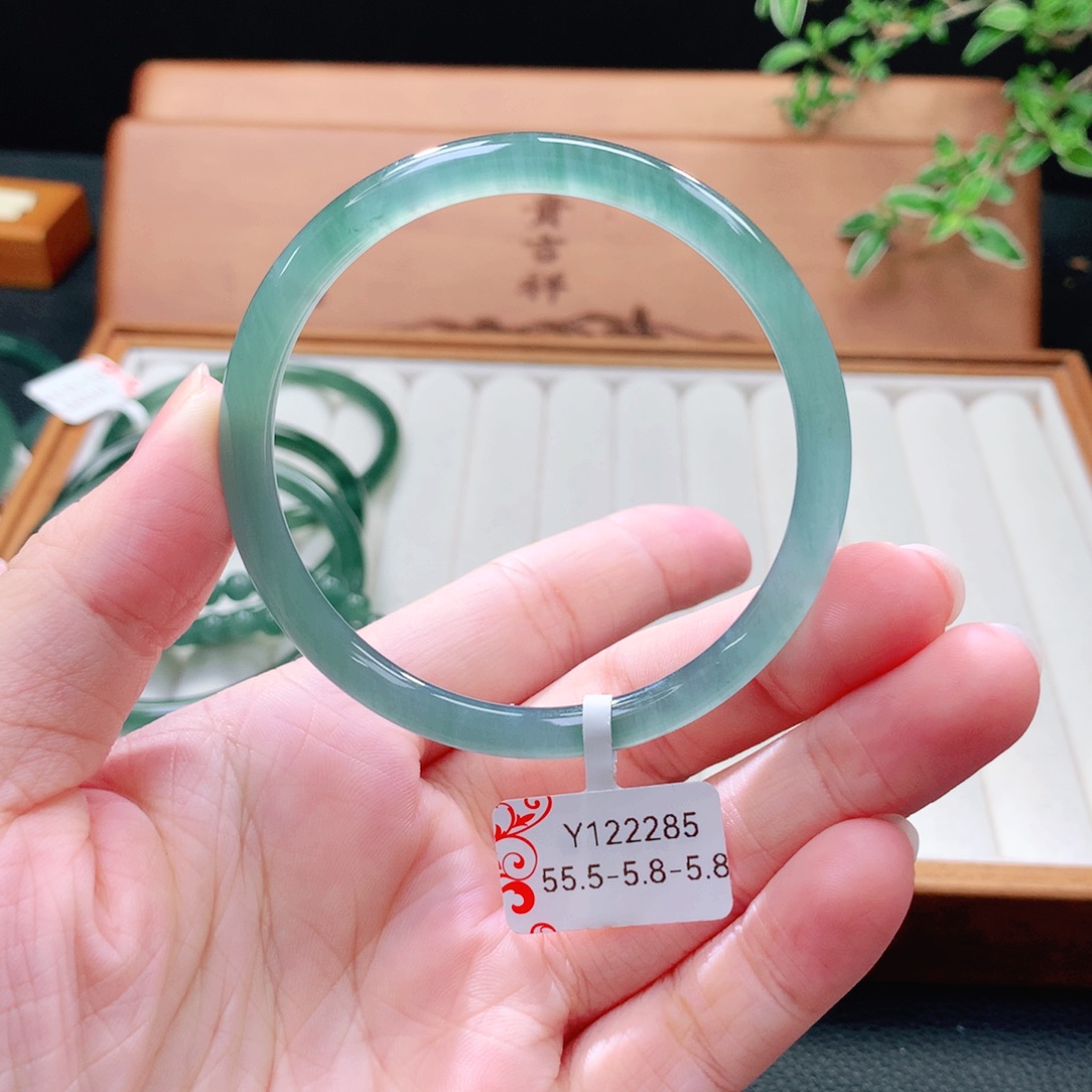 翡翠未镶嵌手镯（圆镯）