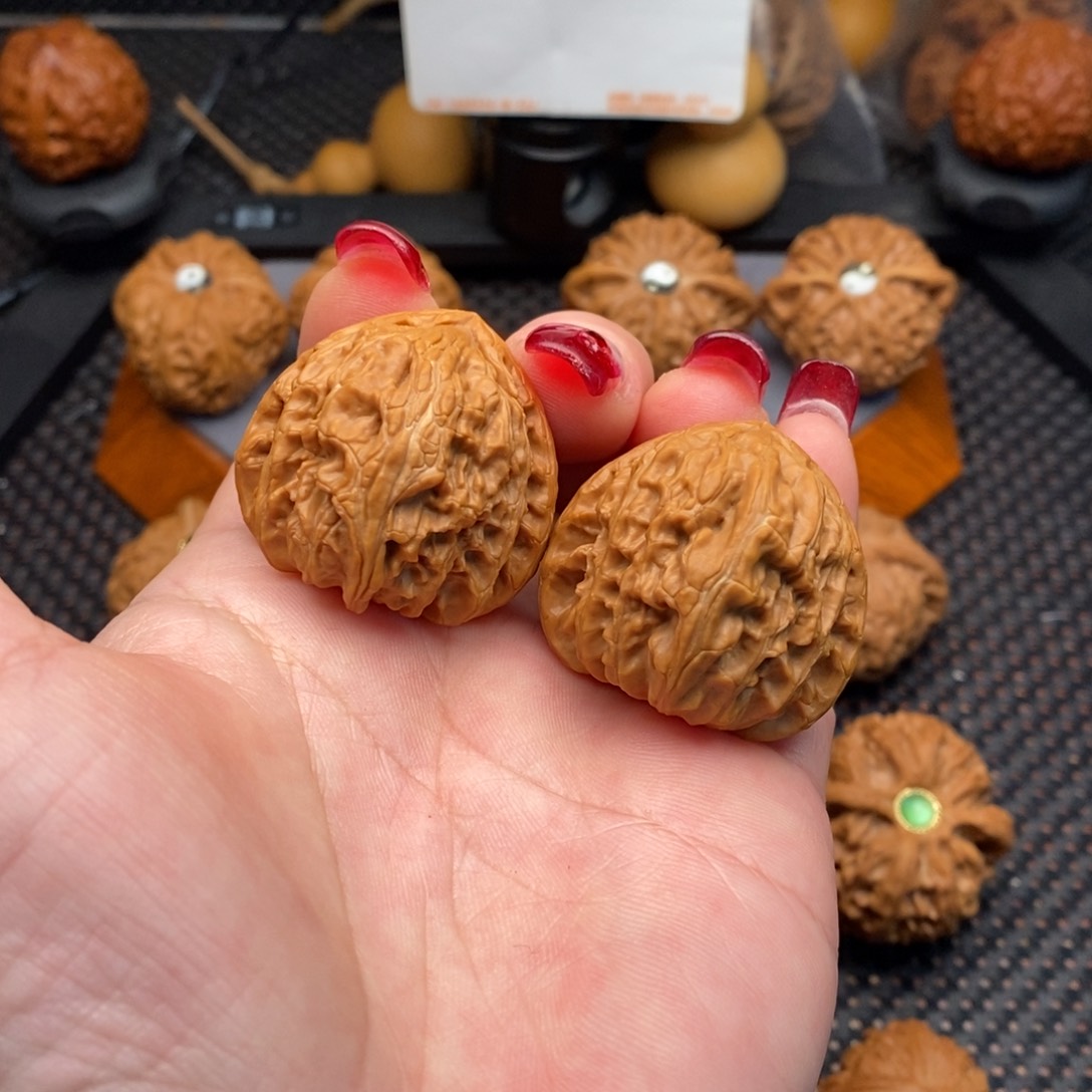 文玩核桃把件三角白37边38肚漏