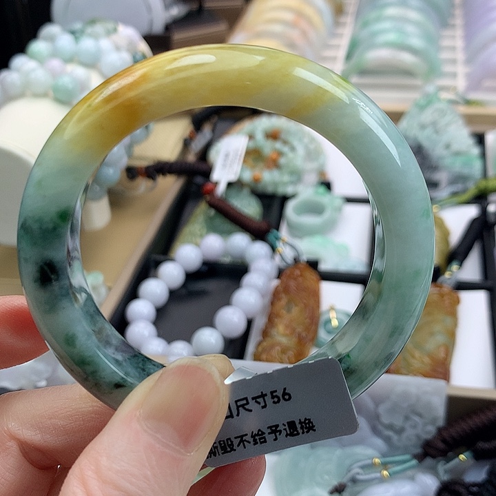 翡翠手镯未镶嵌吊坠