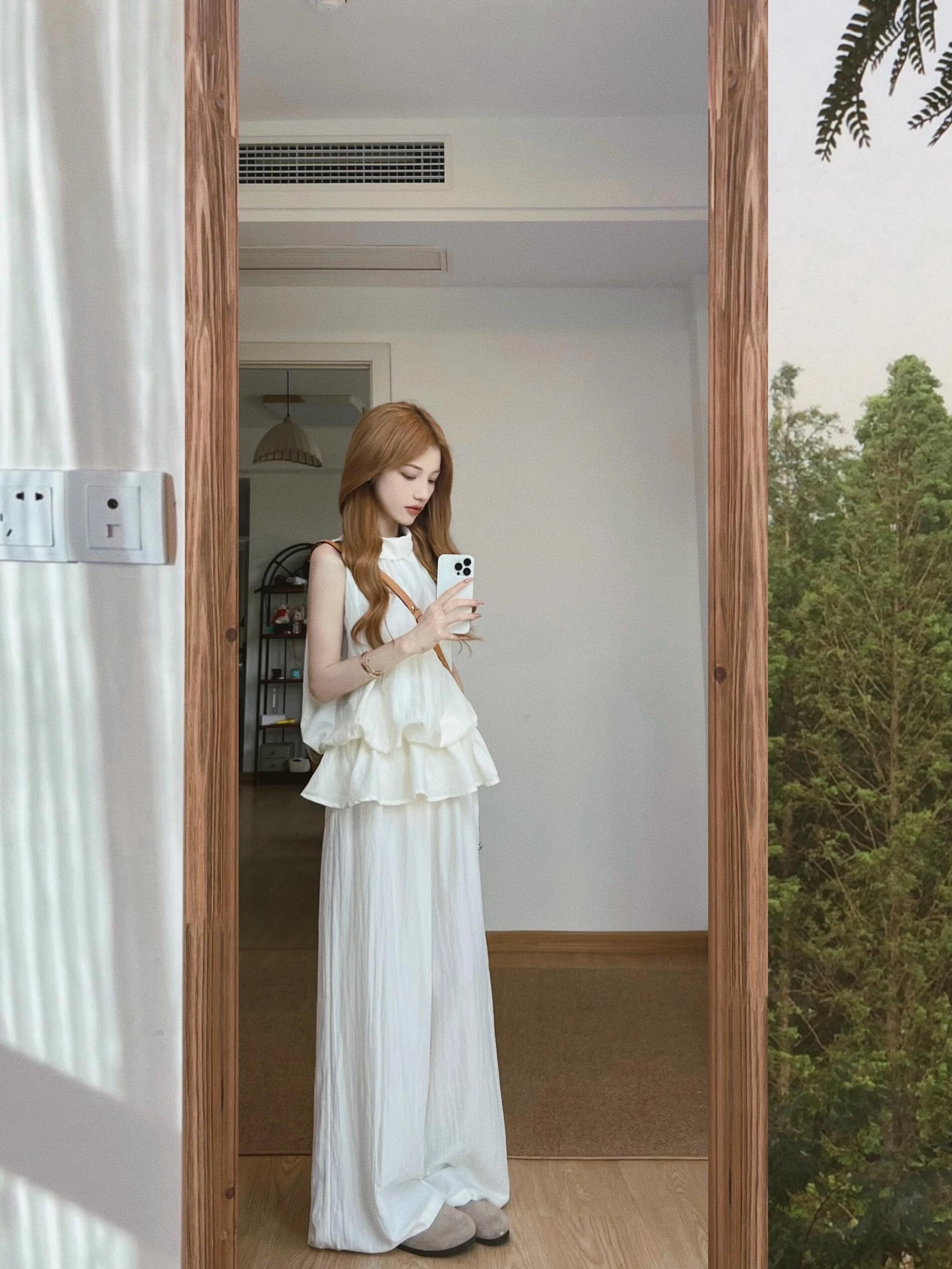 2025夏季新款韩版设计感荷叶边挂脖背心上衣搭配休闲裤白色两件套