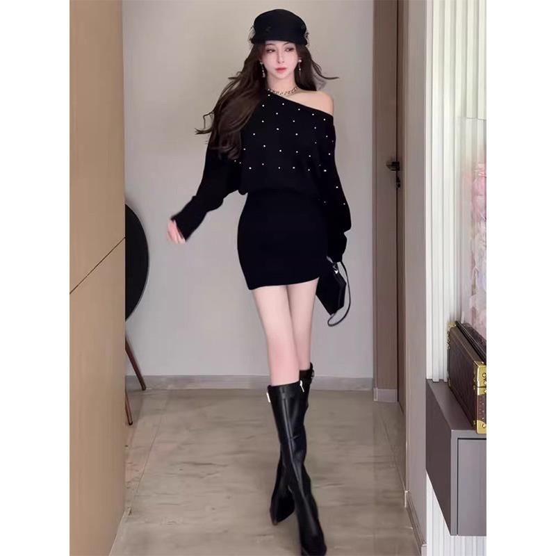 白色一字肩长袖连衣裙女秋冬装法式高级感烫钻针织包臀显瘦短裙子