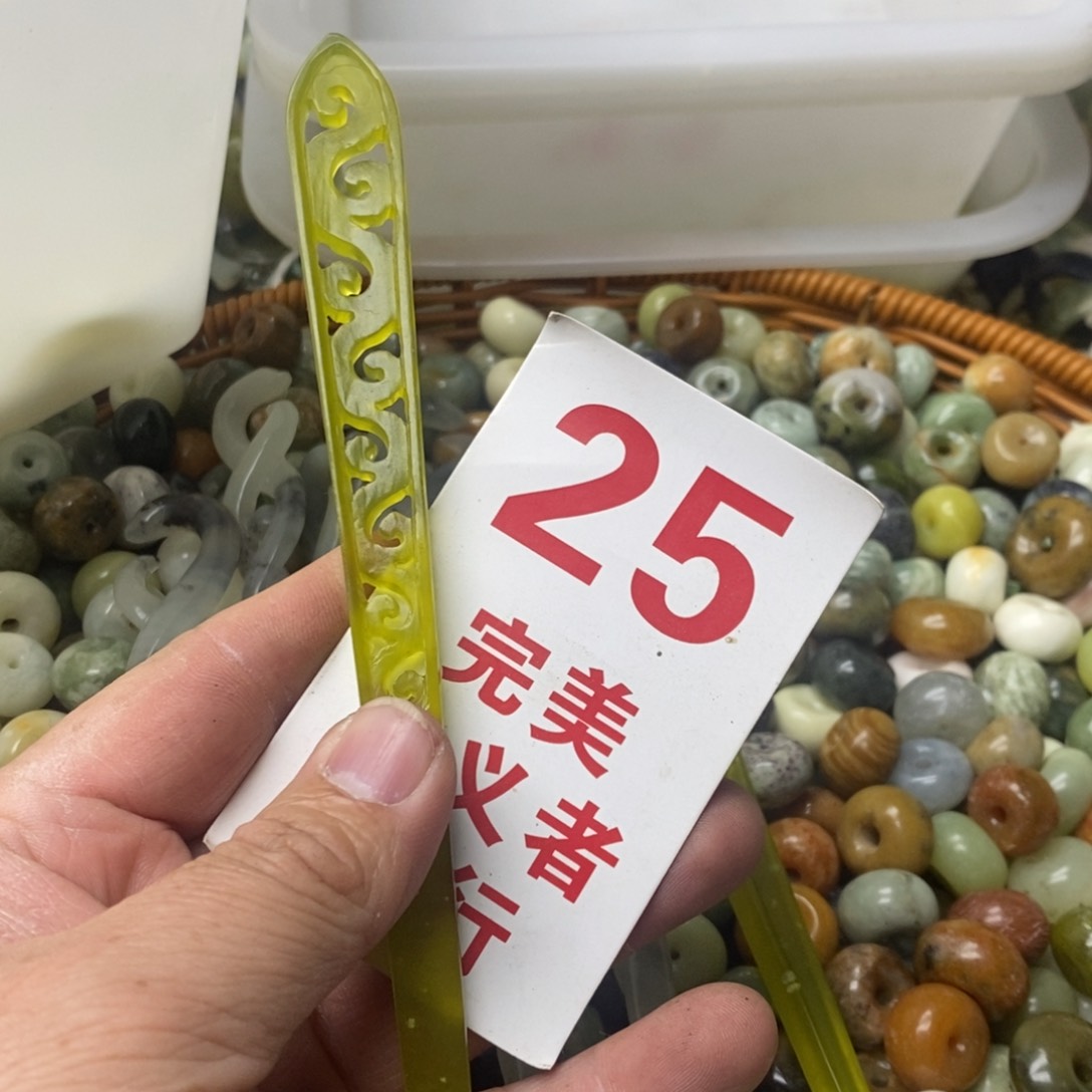 蛇纹石玉挂坠未镶嵌