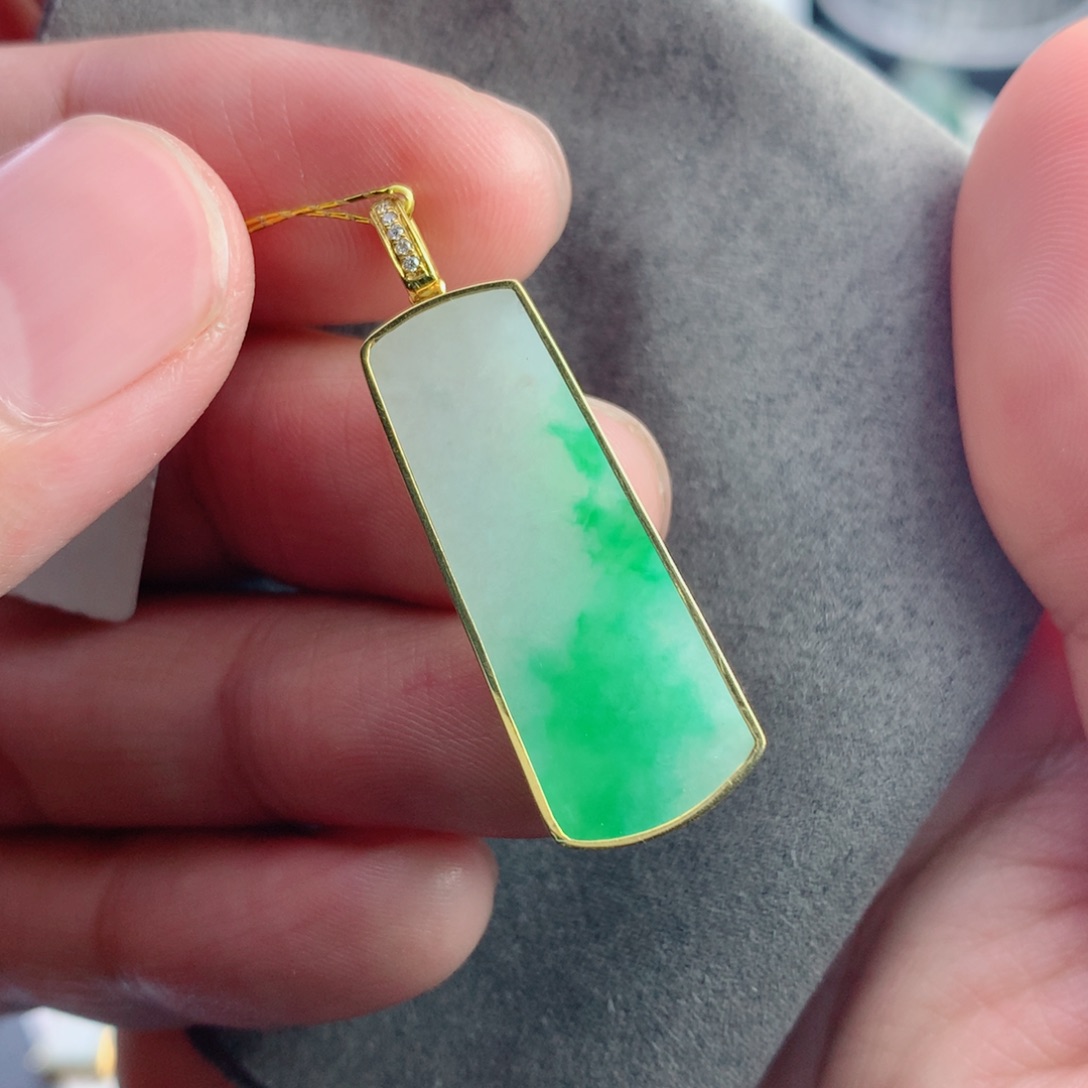 翡翠未镶嵌颈饰无事牌