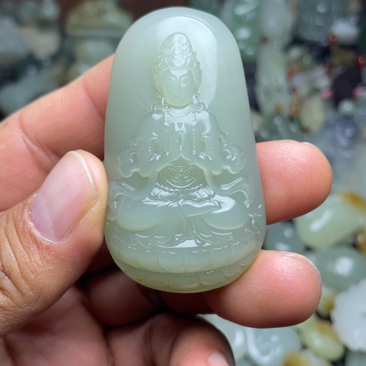 本***在和田玉未镶嵌颈饰