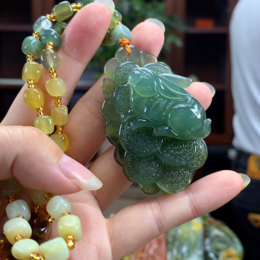 蛇纹石玉未镶嵌颈饰