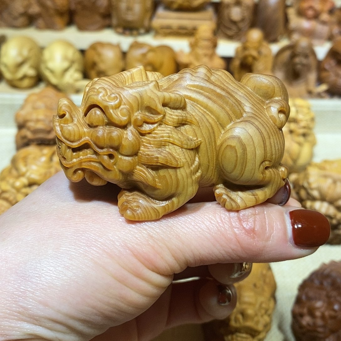 木w****海崖柏手把件，貔貅