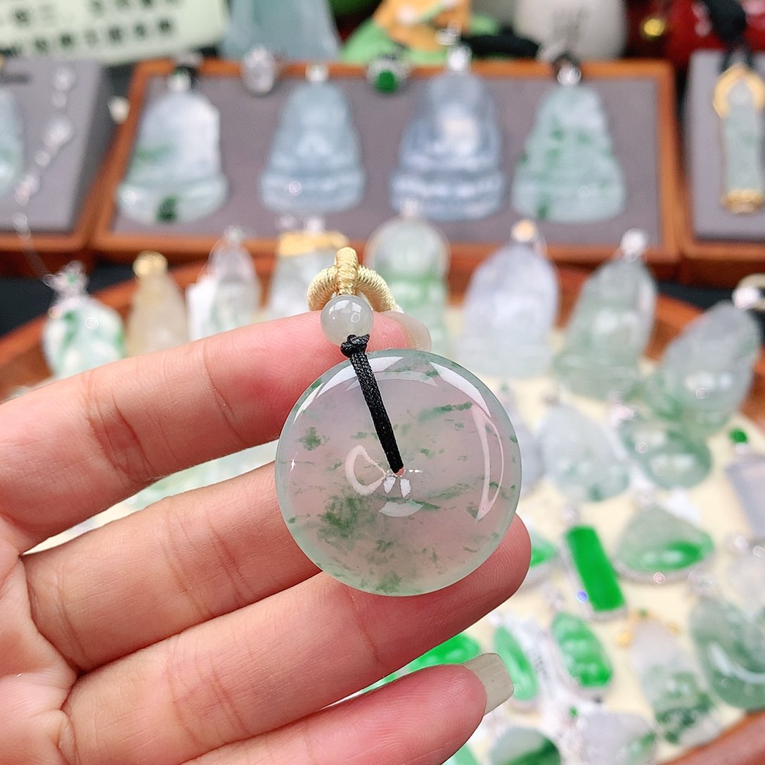 颈饰18K金镶嵌翡翠平安扣