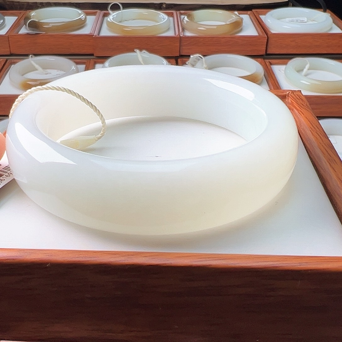 和田玉手镯未镶嵌