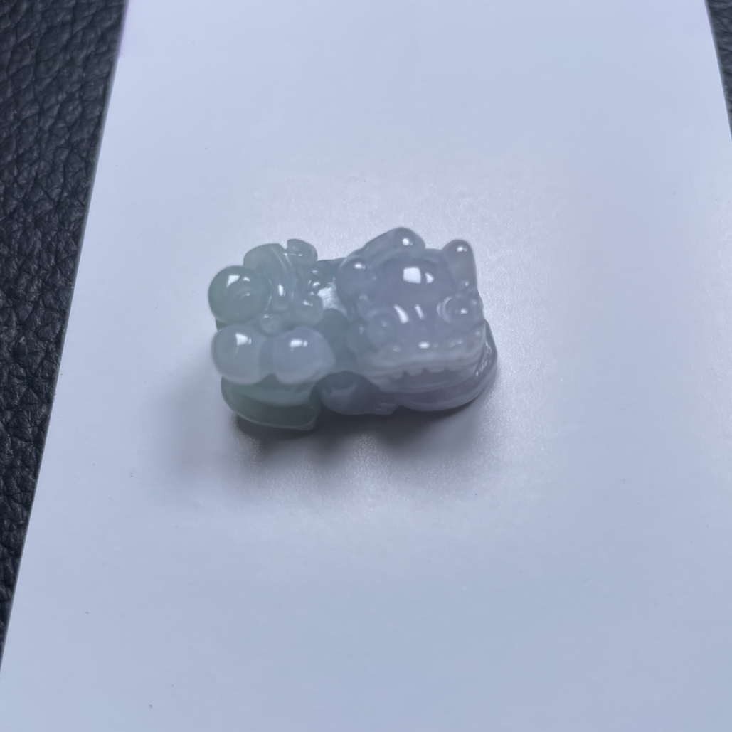 天然缅甸翡翠A货，前后孔皮休、尺寸约22x13x12mm，1只、60元