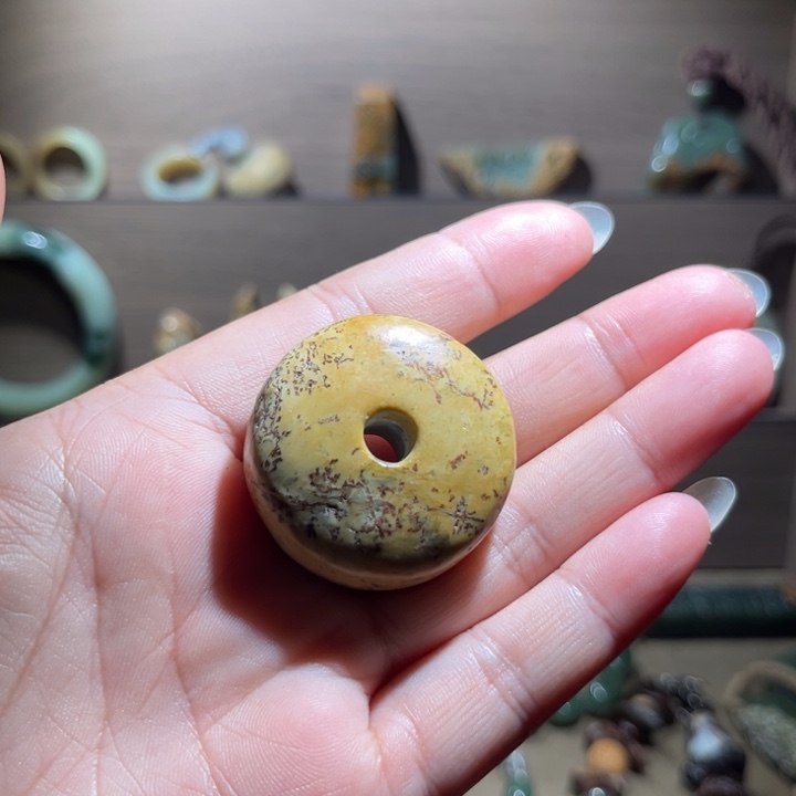 颈饰未镶嵌岫岩河磨玉（透闪石质玉）