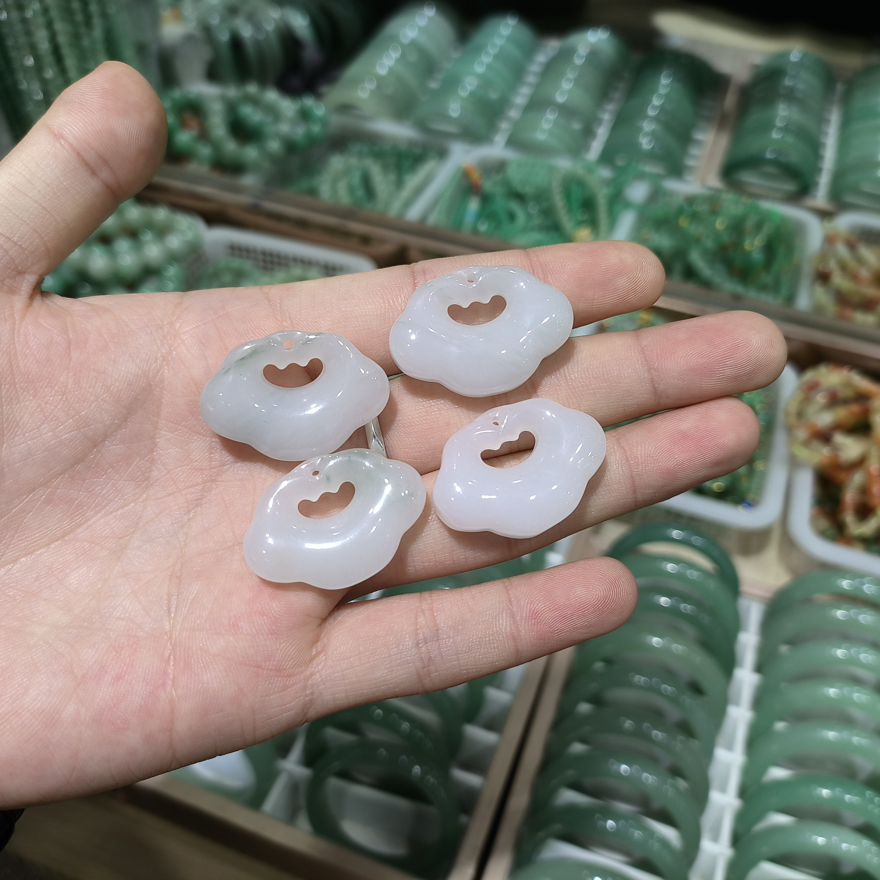 《黛喜珠宝》石英质玉天山翠祥云锁吊坠多样性发其一