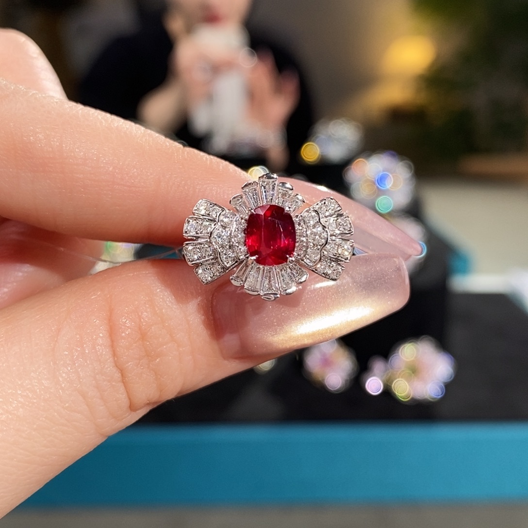 18K金镶嵌红宝石戒指1.04ct无烧鸽血红aigs