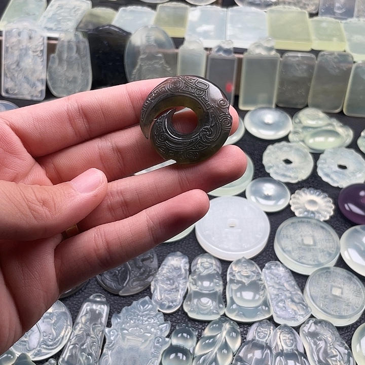 岫玉未镶嵌颈饰时来运转