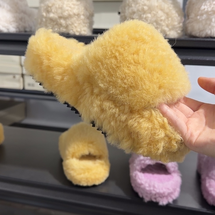 37黄色卷毛漏脚趾的