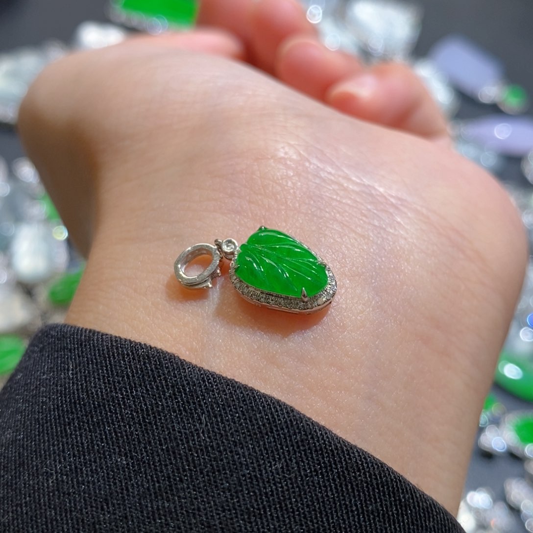 翡翠颈饰18K金镶嵌百搭扣小滴流