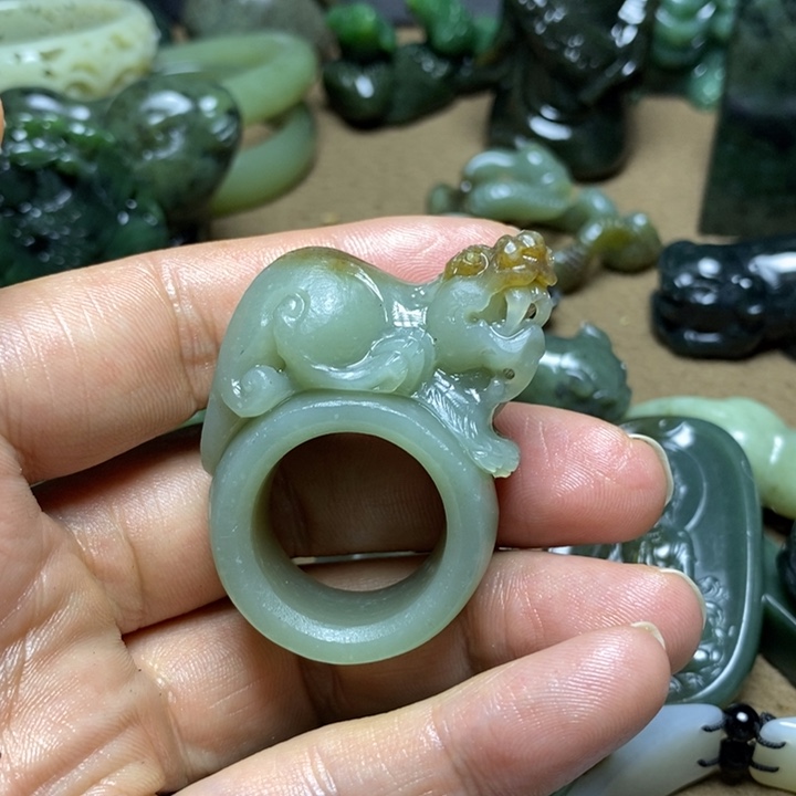 半***光和田玉未镶嵌颈饰