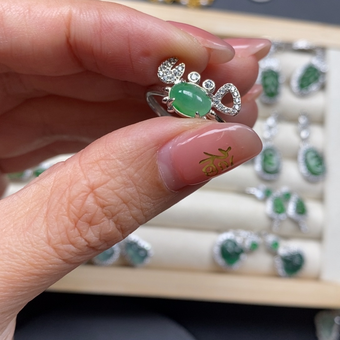 翡翠颈饰未镶嵌翡翠