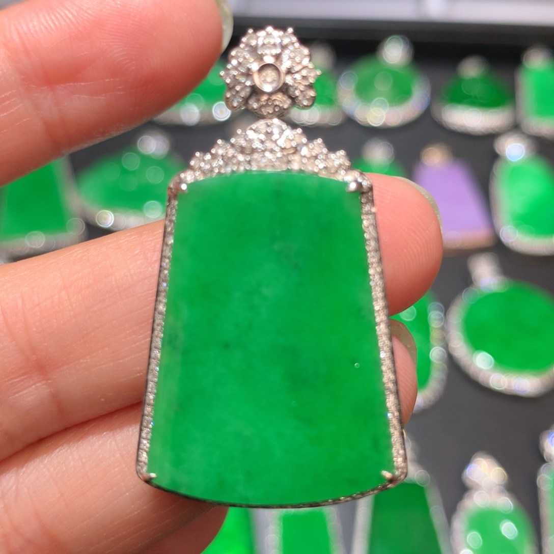 翡翠颈饰18K金镶嵌翡翠