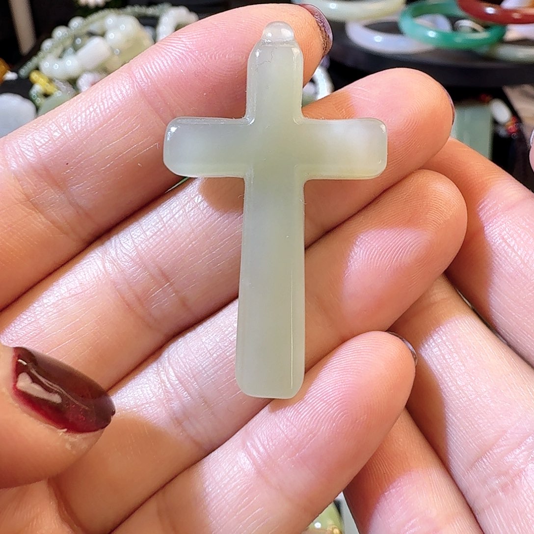 和田玉未镶嵌颈饰清货有瑕疵不退换