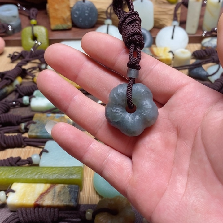 蛇纹石玉挂件未镶嵌