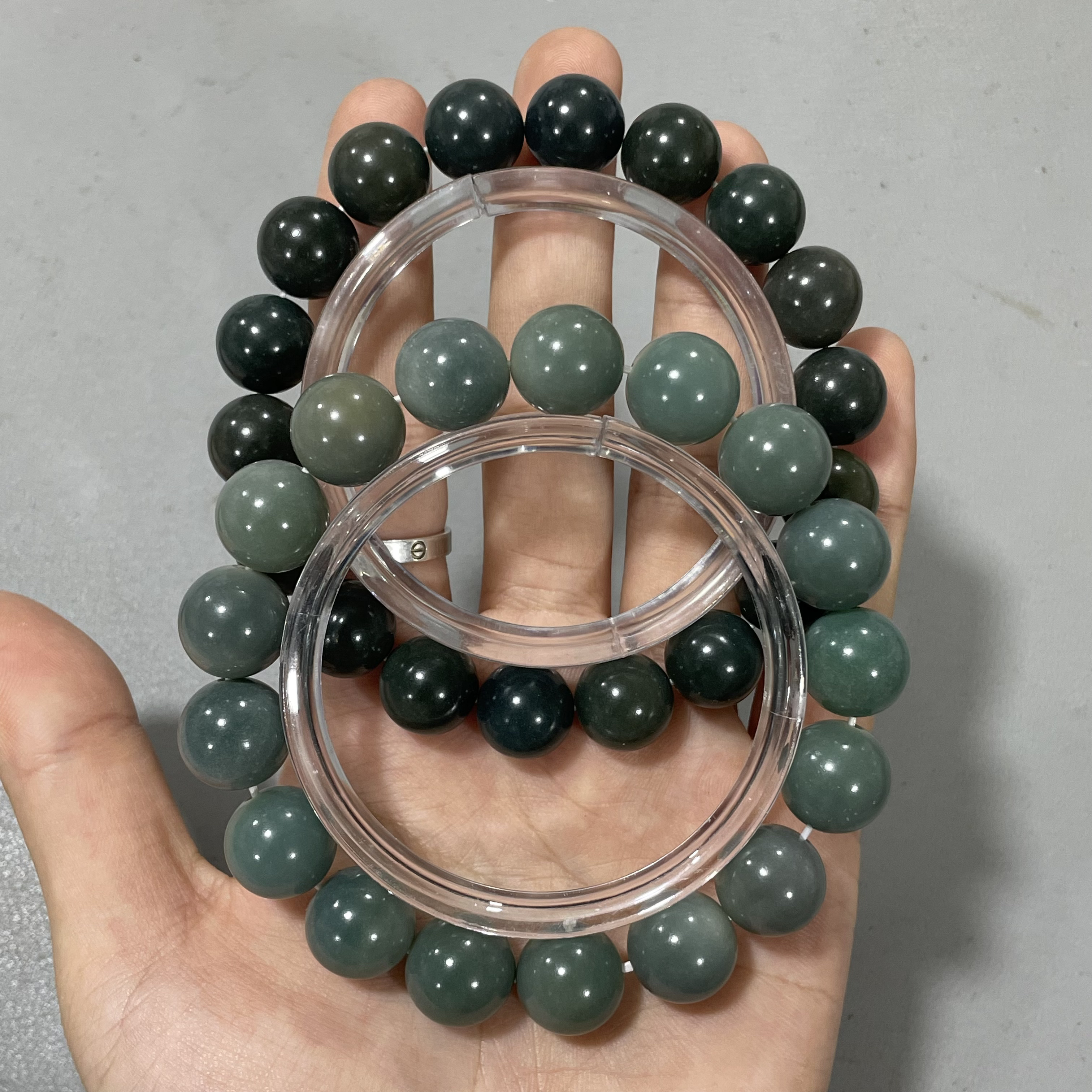 P526绿菩提圆珠卡1.2单圈手串（底色多样，发货发其一）