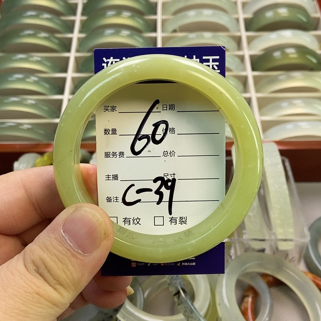 蛇纹石玉手镯未镶嵌奶黄