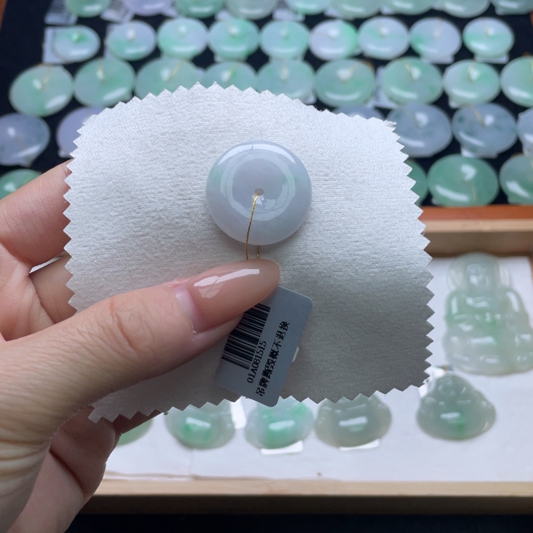 翡翠未镶嵌颈饰平安扣