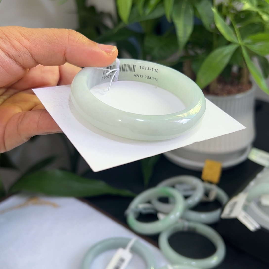 六***。翡翠手镯未镶嵌翡翠手镯