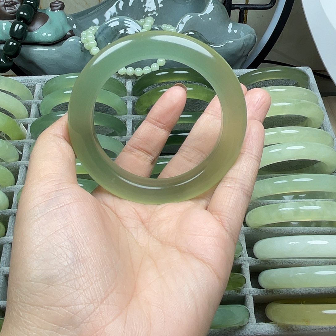 小***！蛇纹石玉未镶嵌手镯微瑕