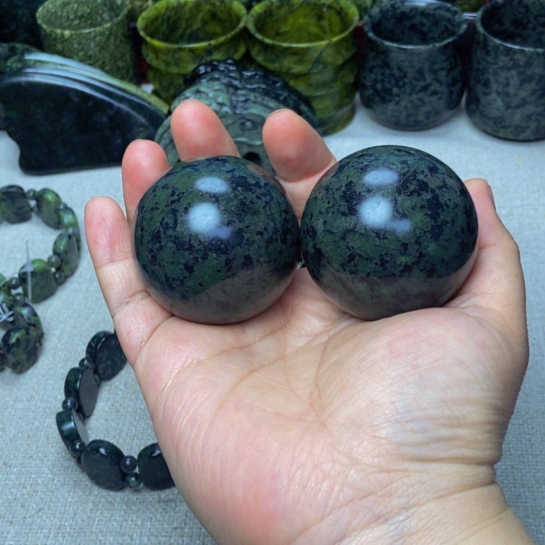 蛇纹石玉健身球未镶嵌