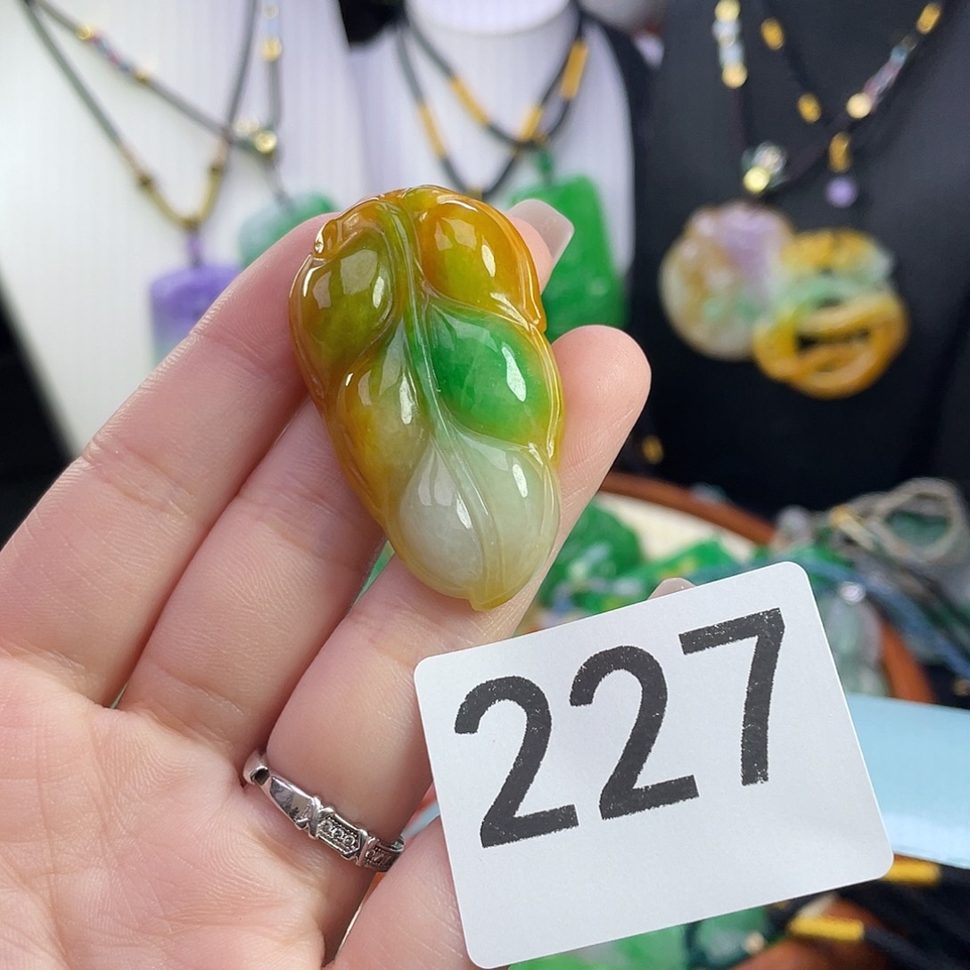 翡翠未镶嵌吊坠(赠链)