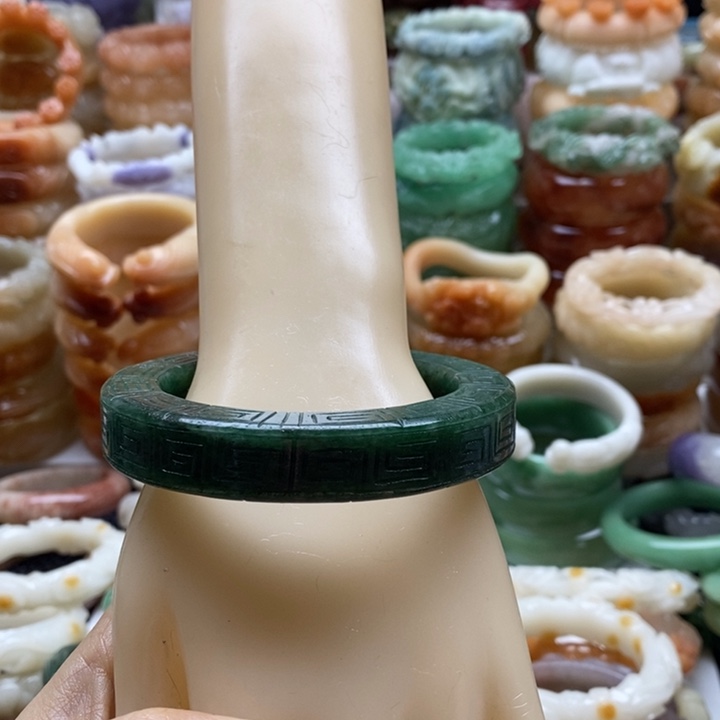 ****心查罗石未镶嵌手镯圈口64