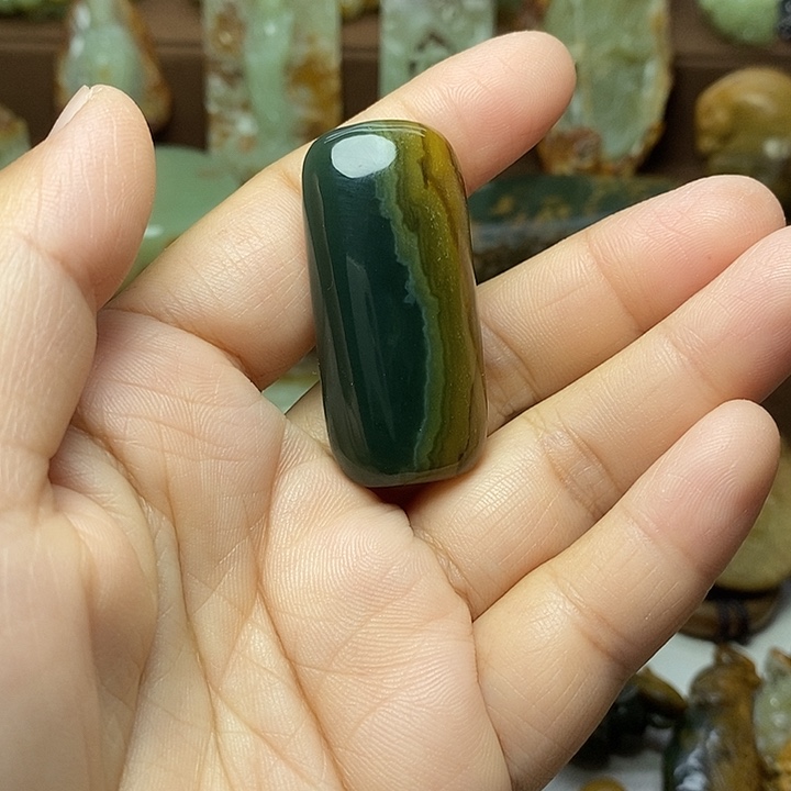 墩***儿颈饰未镶嵌岫岩河磨玉（透闪石质玉）