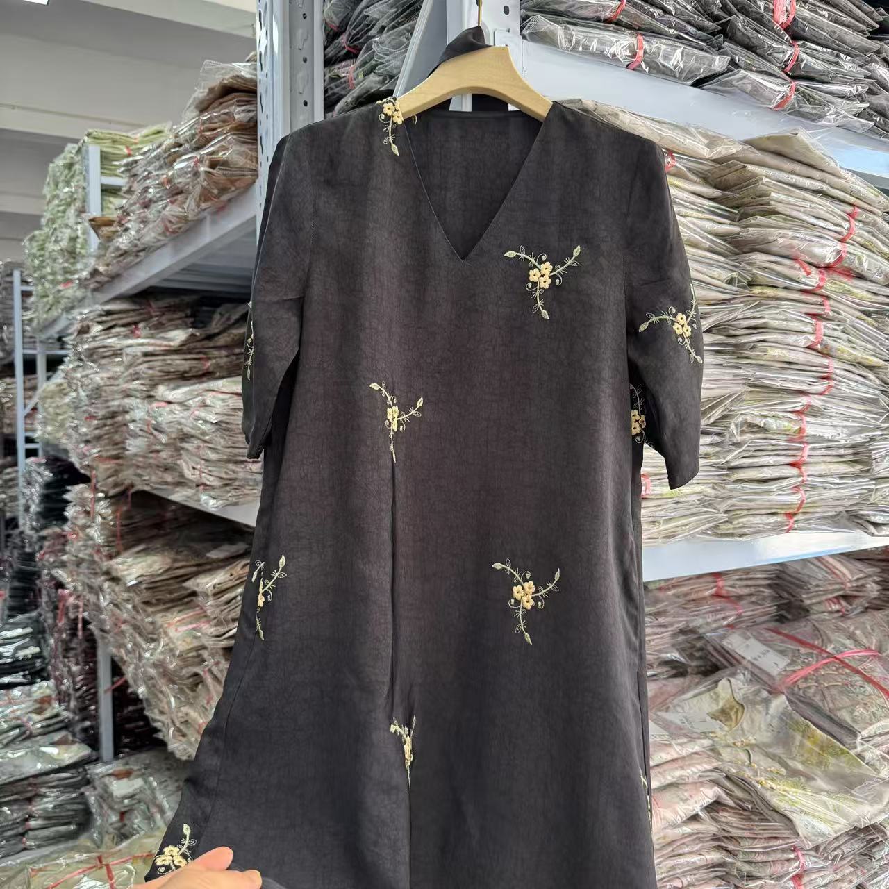 5582 新中式套头V领夏季宽松A字刺绣连衣裙