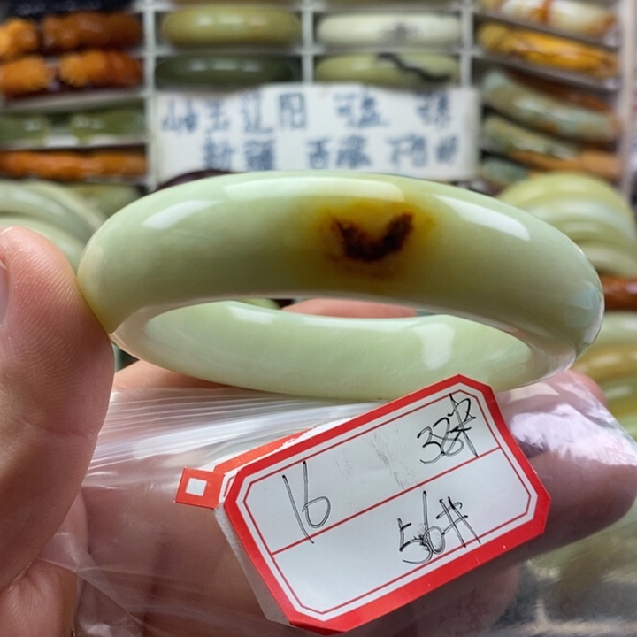 蛇纹石玉颈饰未镶嵌