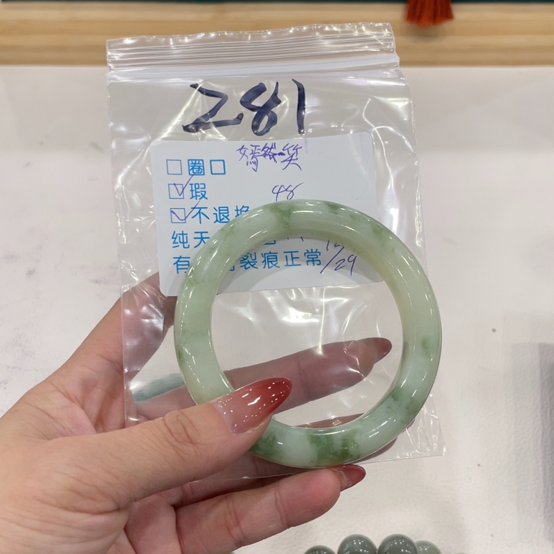 嫣***笑蛇纹石玉未镶嵌手镯