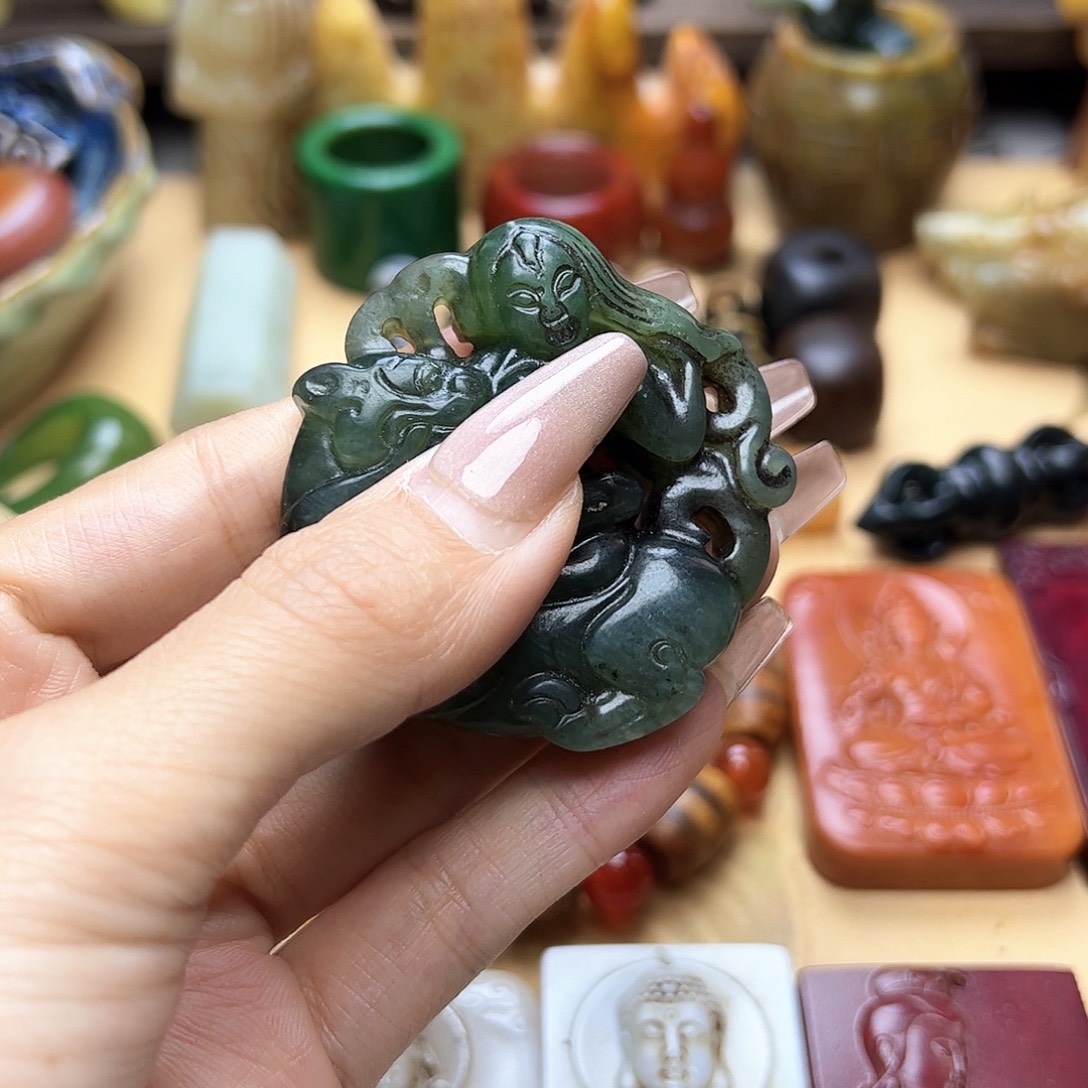 蛇纹石玉未镶嵌颈饰