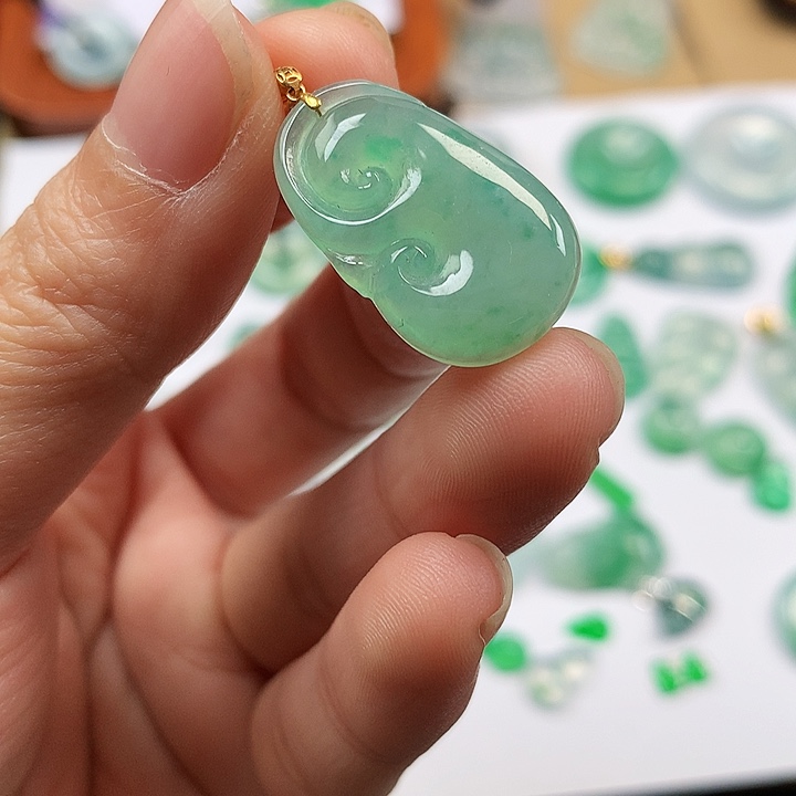 翡翠吊坠(不含链)18K金镶嵌如意