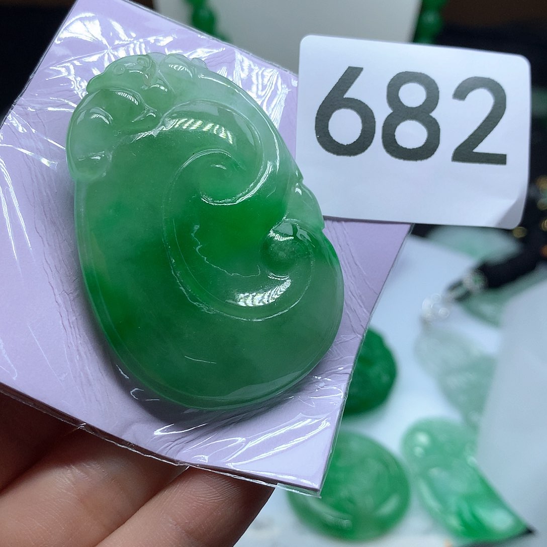 翡翠吊坠(赠链)未镶嵌