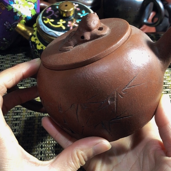 紫砂茶壶原矿泥料手工制作的紫砂壶，