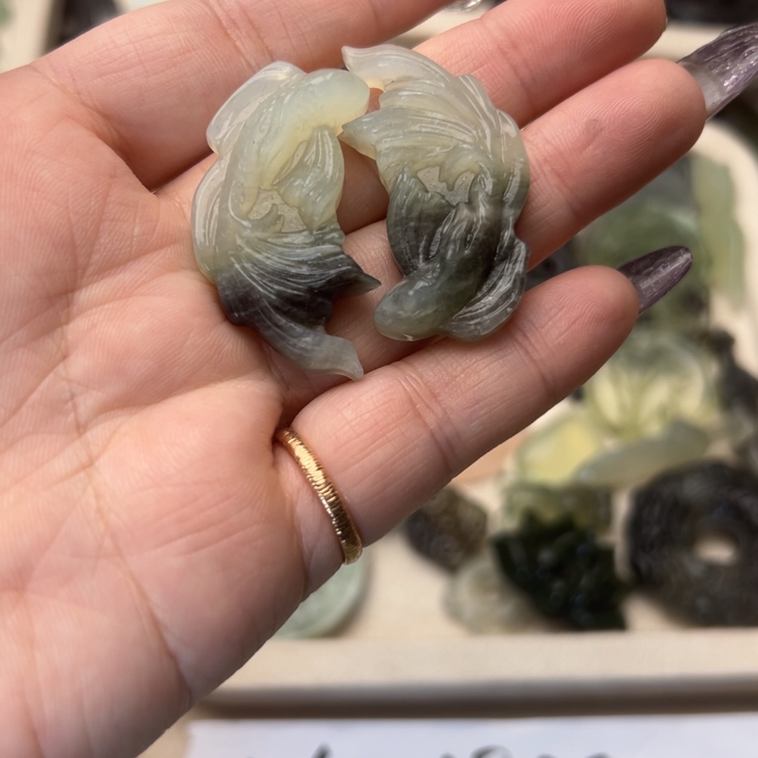 蛇纹石玉颈饰合金