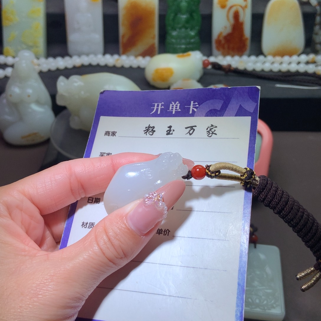 和田玉挂件未镶嵌给****吧