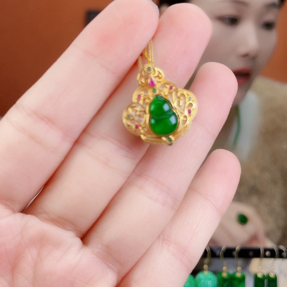 翡翠18K金镶嵌耳饰