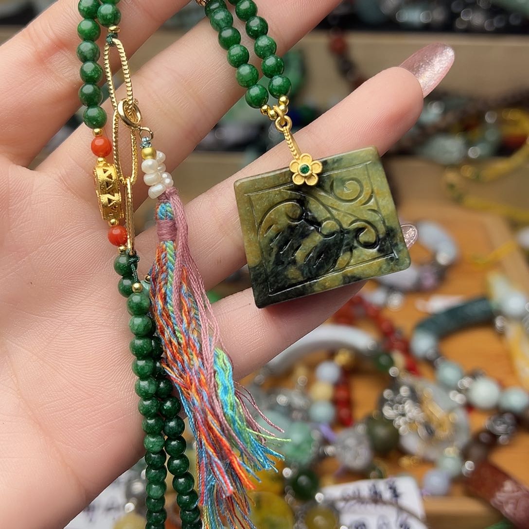 翡翠颈饰未镶嵌吊坠