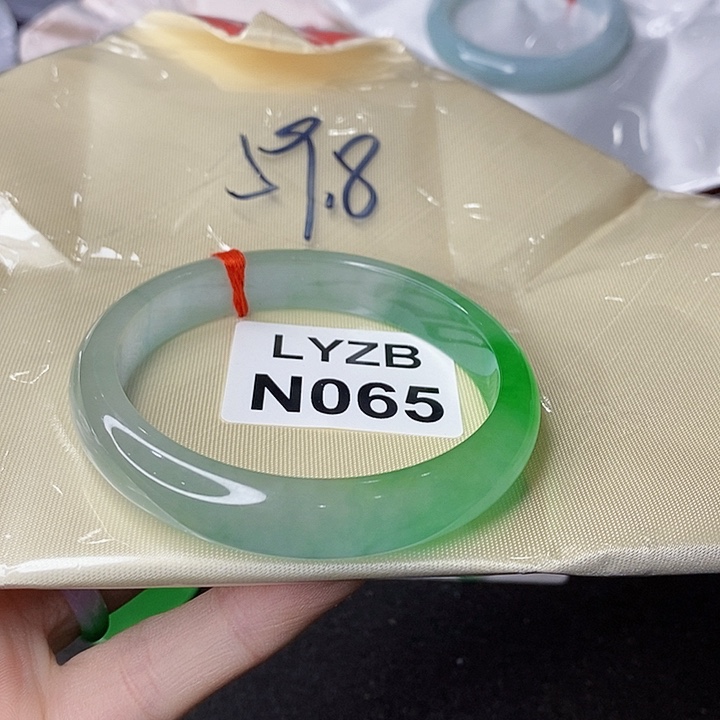 翡翠手镯未镶嵌小*思