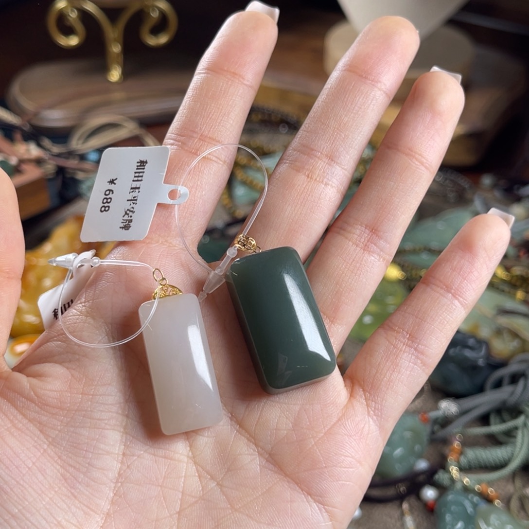 身***利和田玉18K金镶嵌颈饰