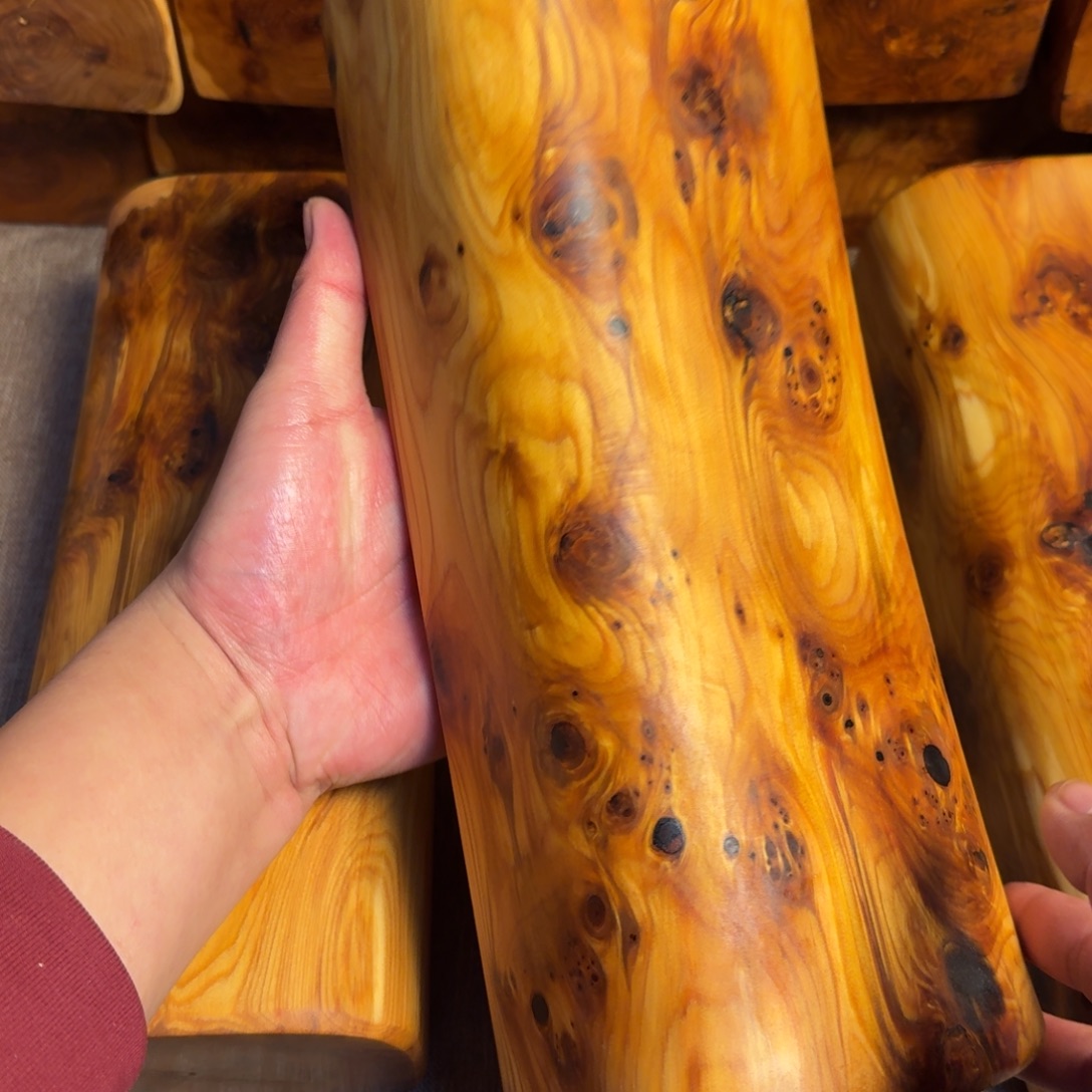 蓝***忆实木竹炭崖柏黑油颈椎枕。黑油老料典藏级花纹